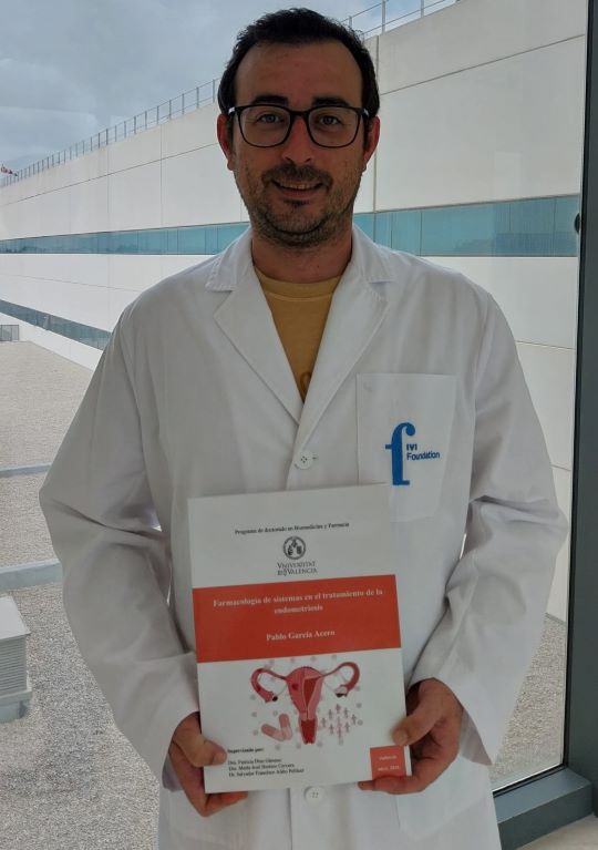Photo Pablo Gracía Acero with the Thesis book in his hand
